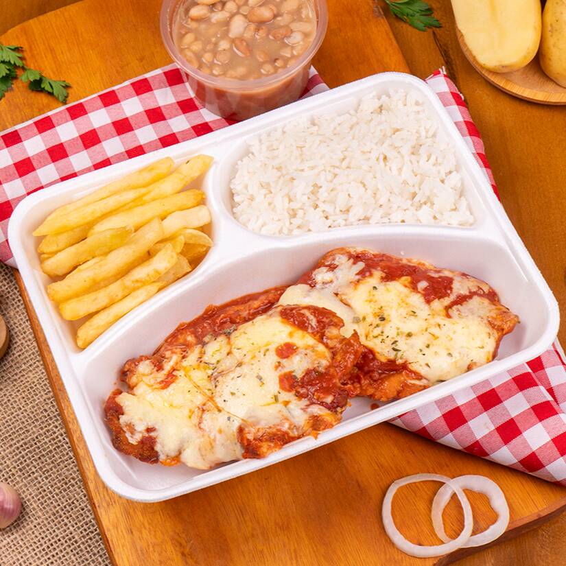 Desperte seu paladar com nosso Fíle de Frango à Parmegiana: Frango suculento empanado, mergulhado em queijo derretido e molho de tomate irresistível. Acompanha Arroz, purê e tropeiro Uma explosão de sabor para você! Observação : Este prato é servido em uma marmita redonda com todos ingredientes juntos.
