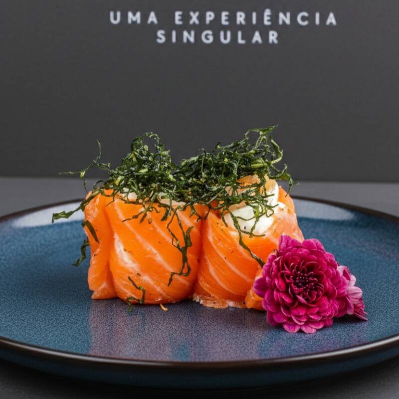 Lâmina de Salmão recheada com cream cheese e camarão empanado, finalizado com cebolinha e gergelim moído.