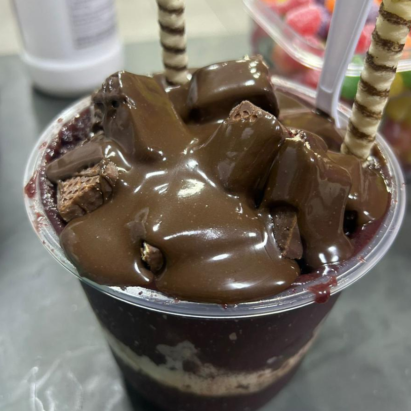 Chocotella: Açaí, Chocolates Cortados, Nutella e Condimentos a sua escolha. O verdadeiro Açaí Batido, sem conservantes. Aqui você monta o Açaí do seu jeito, com todos os complementos, pode adicionar frutas, Nutella, e Ovomaltine.