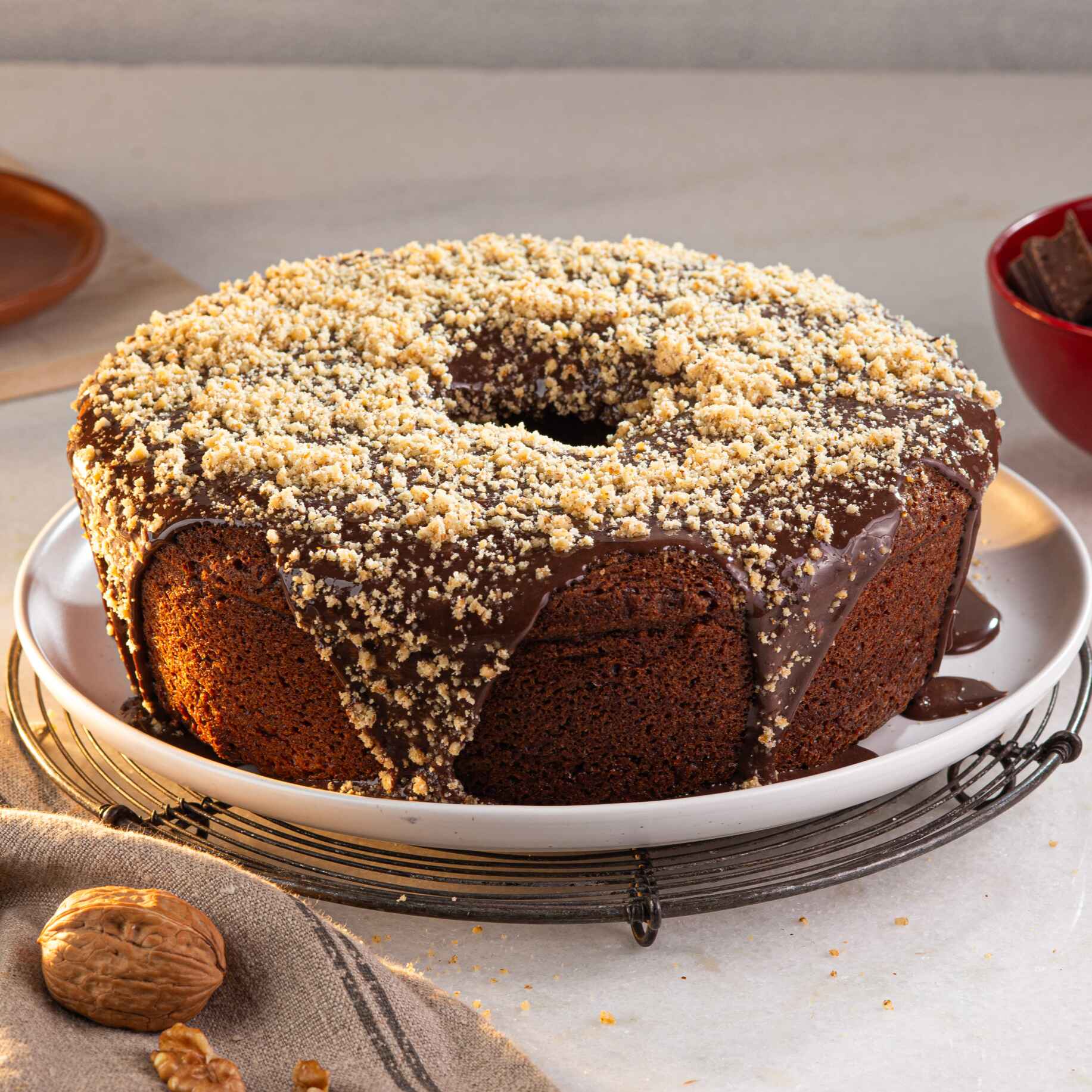 Delicioso Bolo de chocolate caseiro com nozes trituradas na massa. Opção de cobertura: calda de chocolate e nozes trituradas. Imagem meramente ilustrativa.
Bolo pequeno serve até 8 fatias
Bolo grande serve até 16 fatias