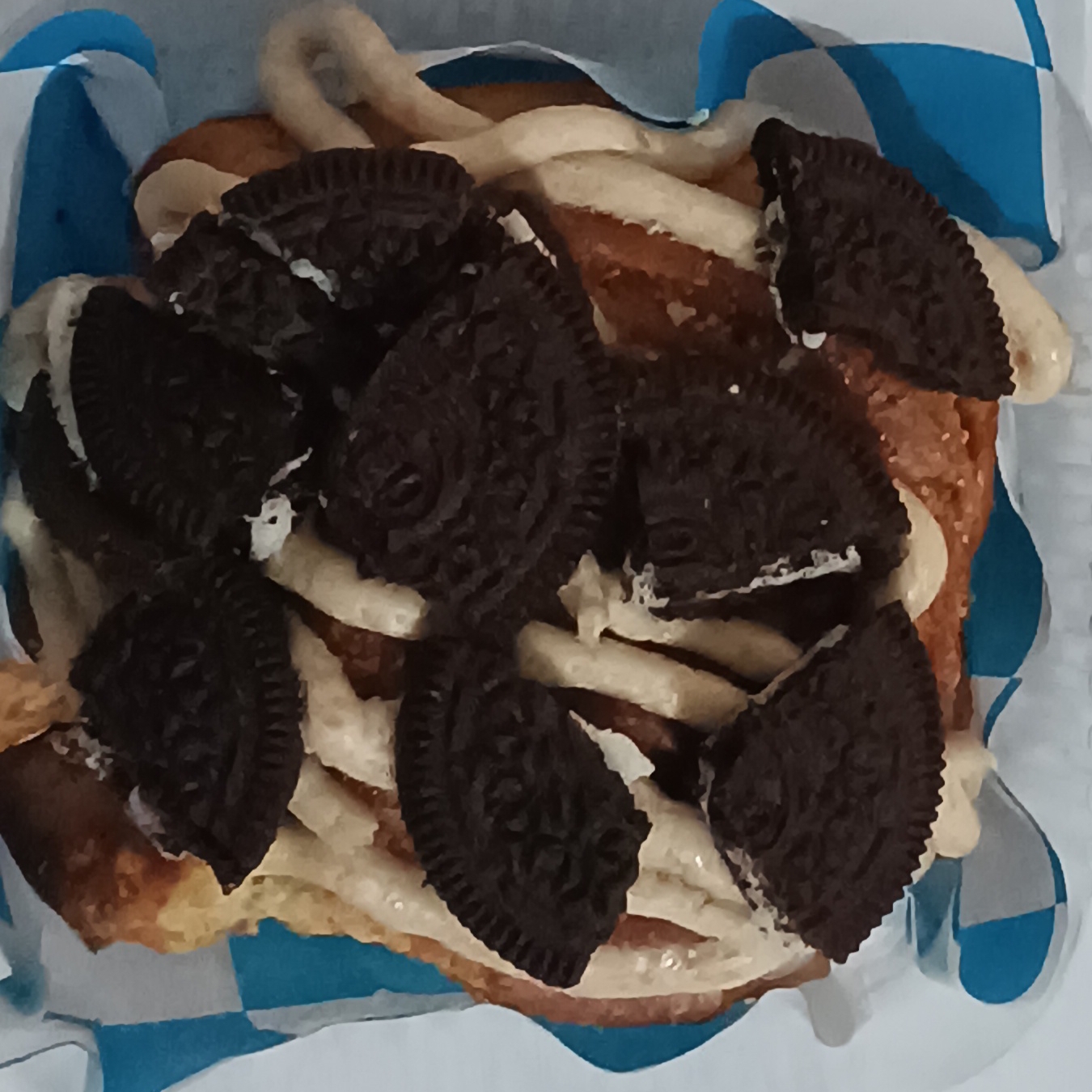 Rol de Canela Glaseado con OREO