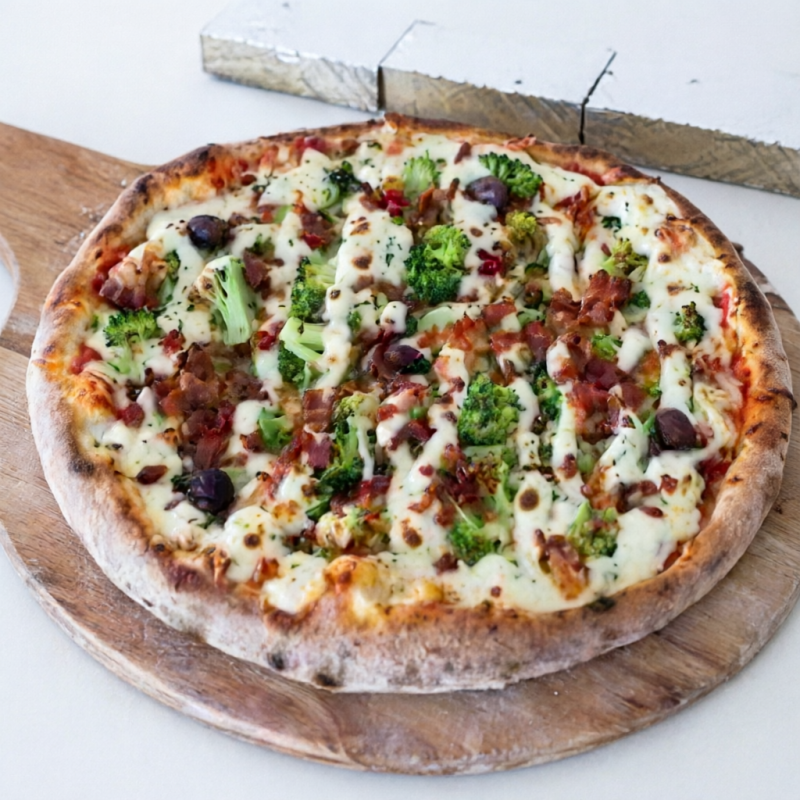 Pizza de 8 pedaços com base de molho de tomate caseiro, pedaços de brócolis coberto com requeijão cremoso e bacon!