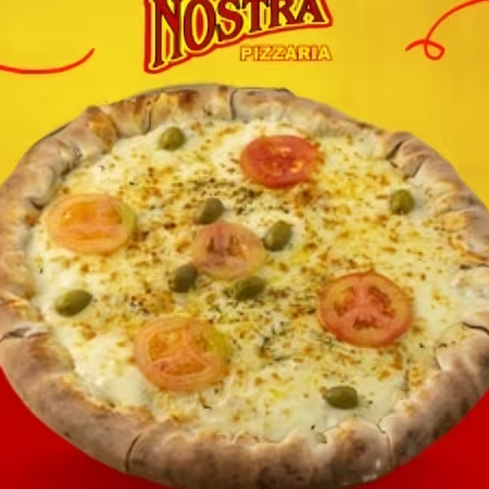 Massa artesanal e nosso molho especial de tomate, esta pizza é coberta com generosas fatias de mussarela derretida e tomate fresco. O toque de orégano e azeitonas.