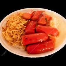 Arroz, feijão, salsicha ao molho com batatas. Acompanha salada