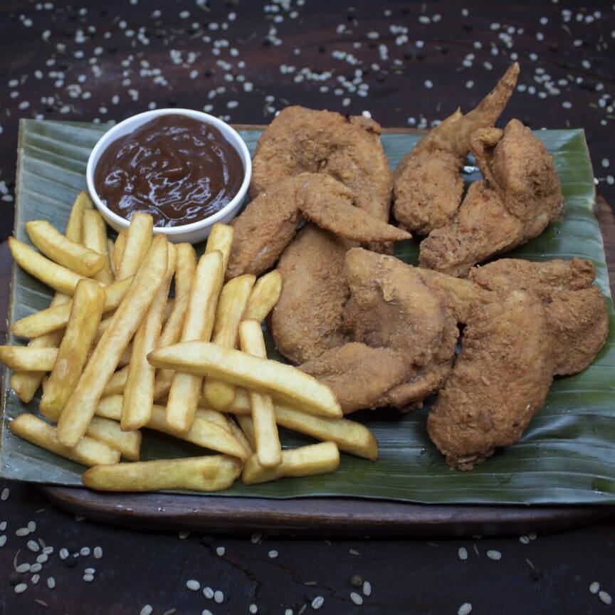 Alitas con Papas y Salsa BBQ