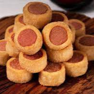 Saboreie 10 salgadinhos de salsicha, fritos na hora, extremamente crocantes e preparados com ingredientes de alta qualidade. Com nossa entrega ágil, garantimos que cheguem quentinhos em sua casa. Aproveite este super desconto e experimente os melhores e mais econômicos salgadinhos fritos da região. É o lanche perfeito para você e sua família. Nossa meta é a satisfação completa de nossos clientes.