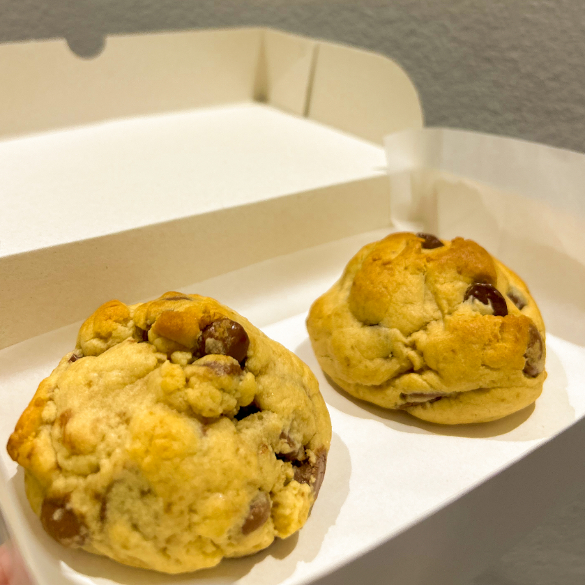 Cookie de massa tradicional com irresistíveis gotas de chocolate nobre ao leite e meio amargo.