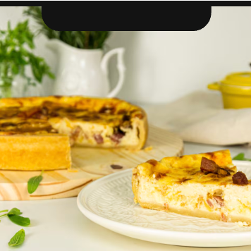 Delicioso Quiche caseiro a base de creme de leite fresco e parmesão, com recheio de queijo grueyre e bacon em cubinhos. Produto congelado. Levar ao forno pré-aquecido, a 170º C, por 25 min. Aprox. 1kg. Imagem meramente ilustrativa. Serve 8 Pessoas.