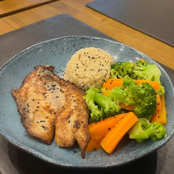 Tilápia grelhada, arroz integral, brócolis, cenoura, ervilha e abobrinha