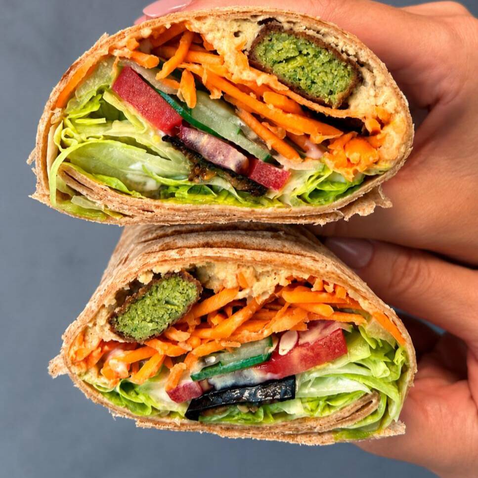 Wrap de falafel com hommus, cogumelo paris, cenoura, tomate, pepino, alface com maionese