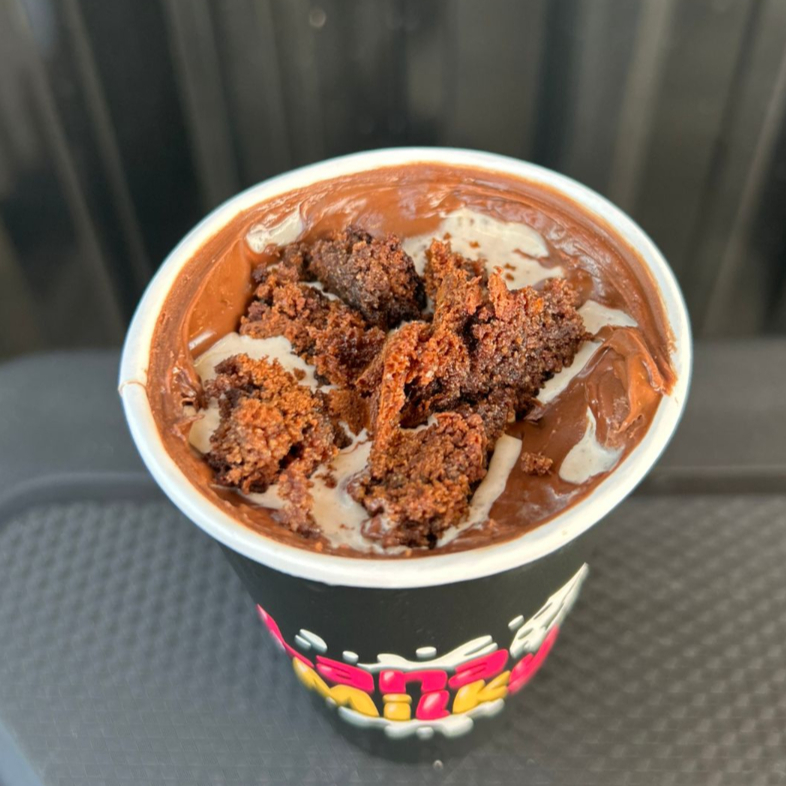 Sorvete cremoso batido com pedaços de Brownie e Nutella, Brownie e Nutella na borda