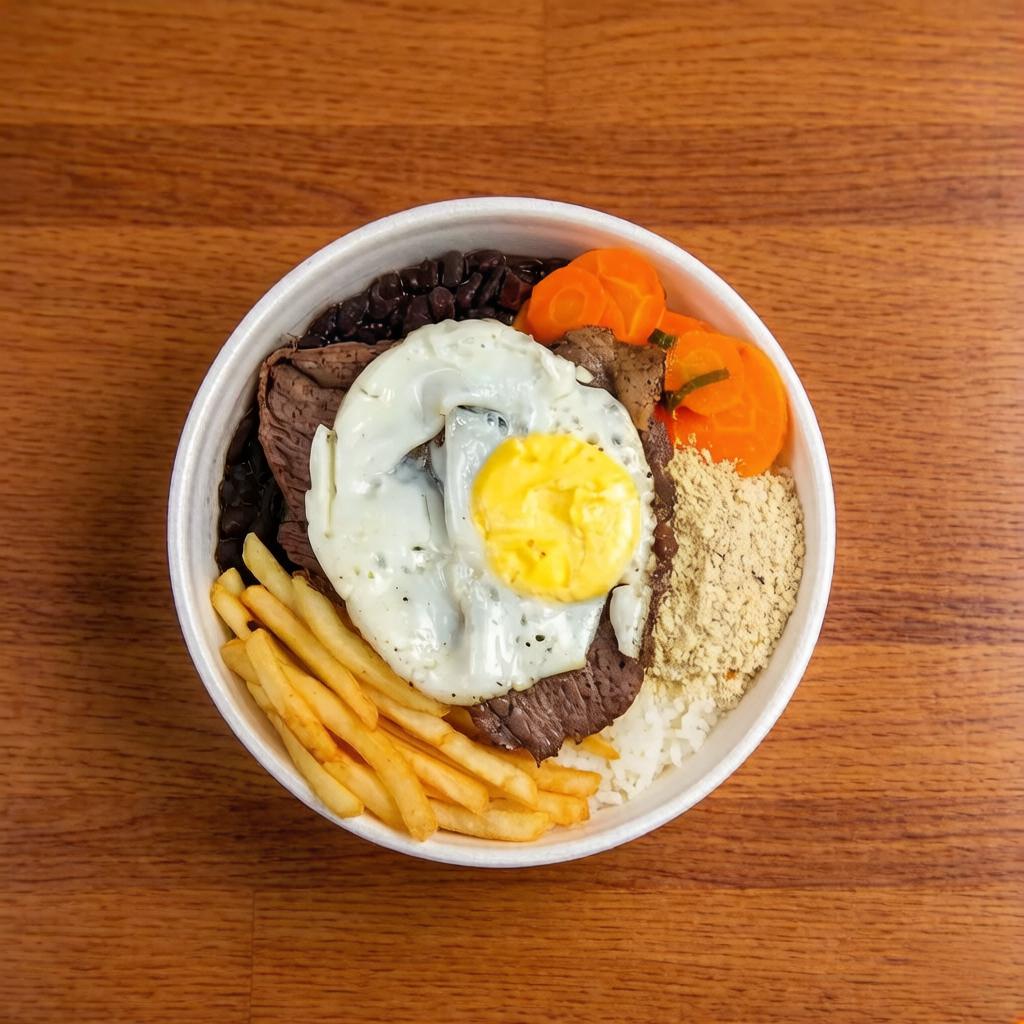 O 'Marmita Bife a Cavalo' é uma marmita saborosamente recheada, apresentando um suculento bife a cavalo, coroado com um ovo frito perfeitamente preparado. Acompanha um arroz branco soltinho e nutritivo feijão, sempre frescos. O refogado do Dia, com opções como couve ou repolho, adiciona um toque saudável e saboroso. E para finalizar, uma farofa crocante e deliciosa para dar um toque especial. Escolha entre batatas fritas crocantes, purê de batatas cremoso ou batatas palha extra finas para completar a sua refeição. Este prato é uma combinação perfeita de sabor e nutrição!