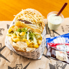 Pão, carne, salsicha, mussarela, presunto, alface, milho e batata palha.