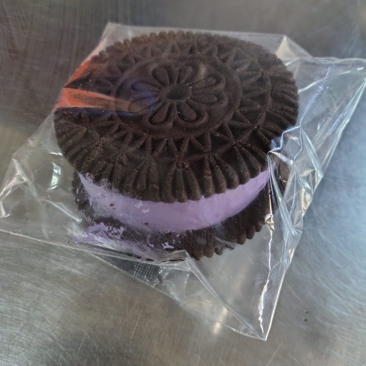Oreo Gigante Rellena de Helado Sabor Taro