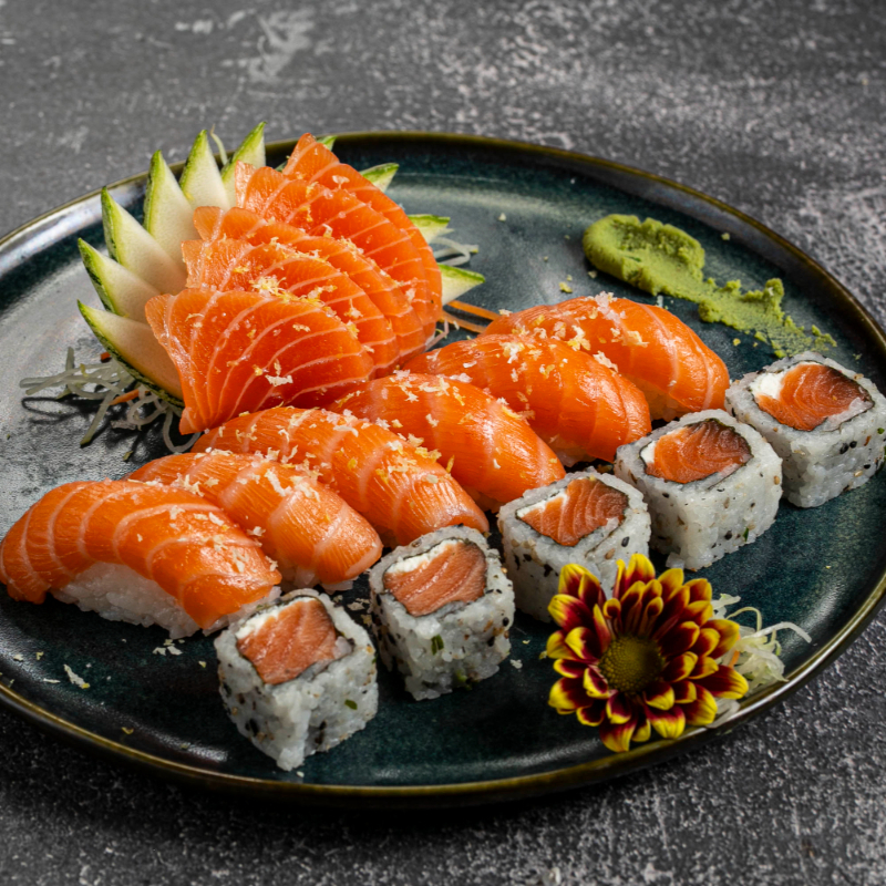 5 sashimi de salmão 6 niguiri de salmão 5 uramaki de salmão * Com azeite trufado, limão siciliano e flor de sal. * obs: Não fazemos alterações!