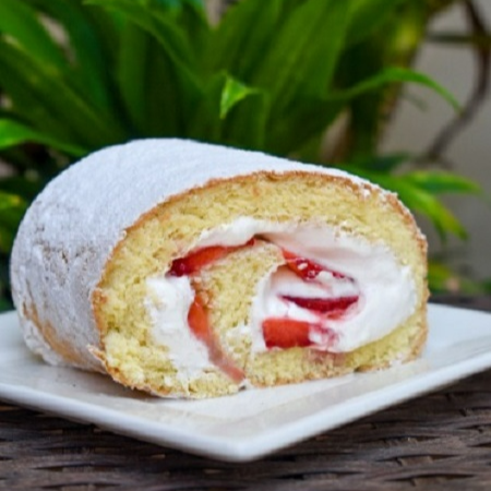 Pionono con Fresas y Merengue Porción