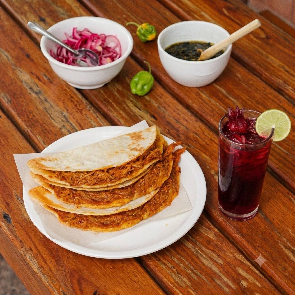 3 Quesadillas De Cochinita + 1 Agua Del Dia