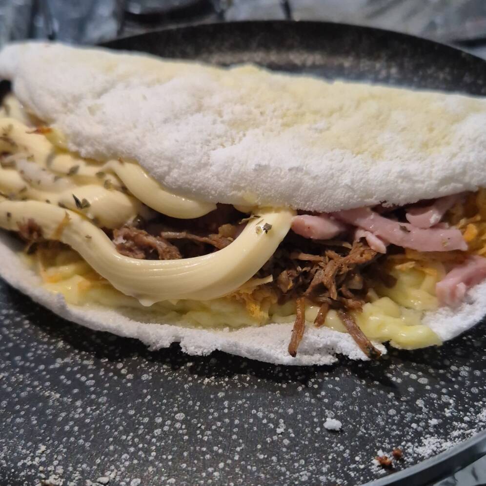 Tapioca Bem Recheada com Carne, frango,
Calabresa, presento, banana da terra,
Mussarela, Requeijão e Oregano