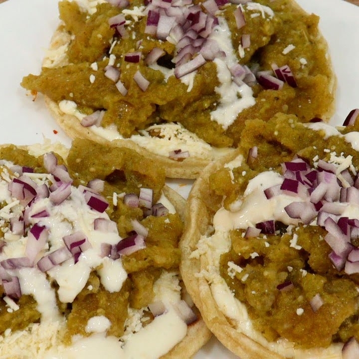 SOPE DE CHICHARRON EN SALSA VERDE