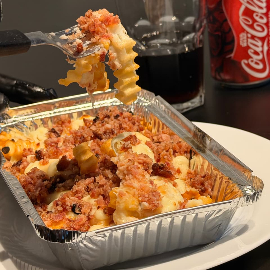 BATATA GRATINADA PREPARADA COM CAMADAS DE MUSSARELA, CATUPIRY CREMOSO E FINALIZADA COM FAROFA DE BACON