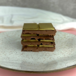 Barra de chocolate ao leite recheada com a pura Nutella ;) ~Não escrevemos Bilhetes sem a compra do mesmo que está disponível no começo e final do cardápio. A Cake Shot não altera e/ou adiciona ingredientes aos produtos já formulados. - 145gr Chocolate - Nutella - Barra de chocolate - Creme Crocante - Doces - Promoção - Frete grátis