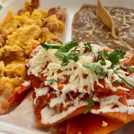Buevito y chilaquiles