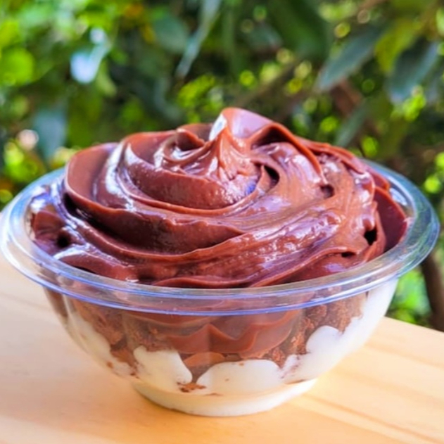 Delicioso creme de ninho, com pedaços de brownie macio com casquinha crocante e para finalizar nosso maravilhoso brigadeiro cremoso.