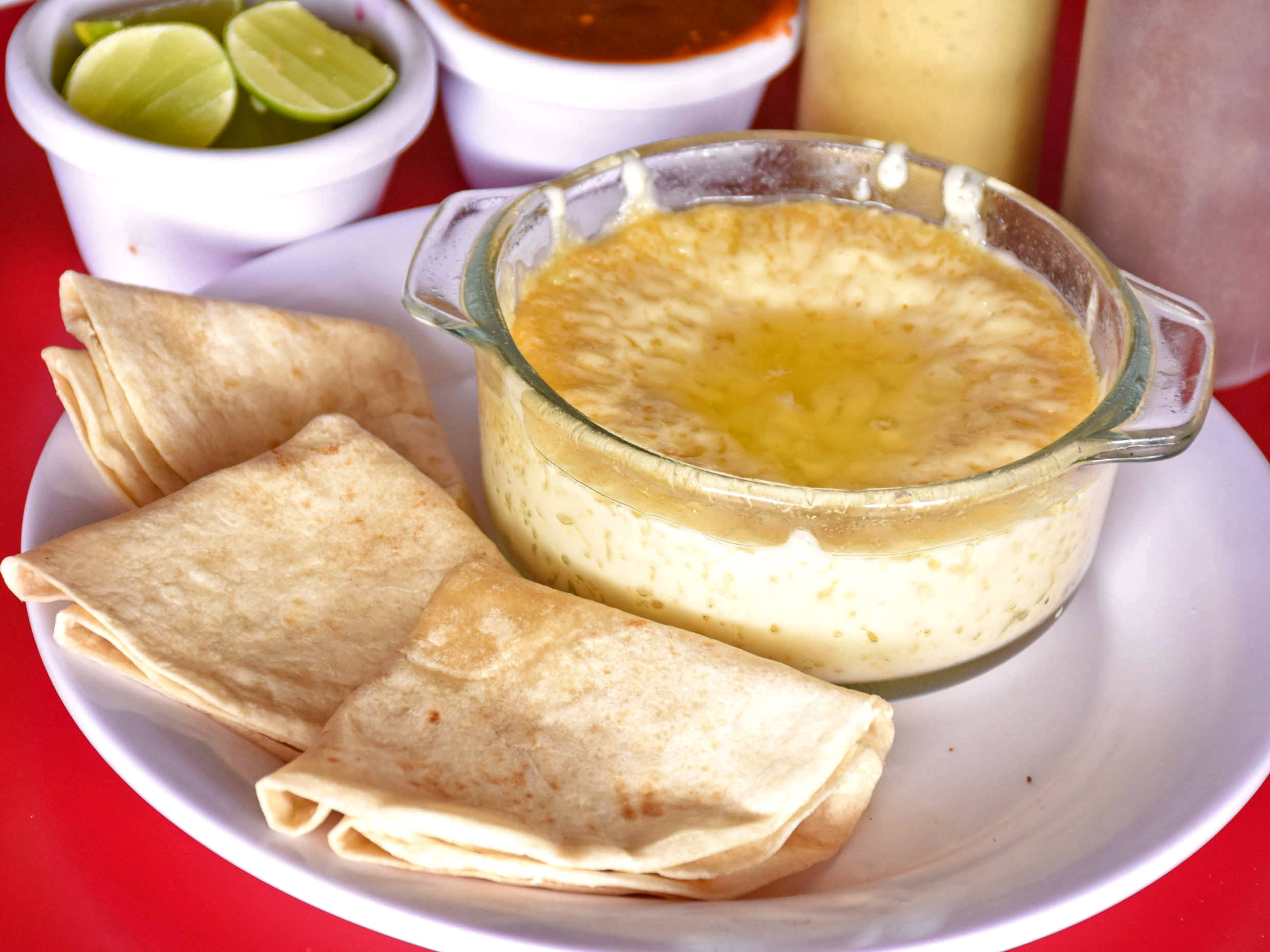 Queso fundido con carne árabe.