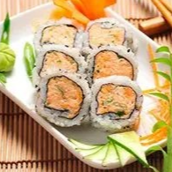 Enrolado com arroz por fora e recheado com um cremoso patê de salmão temperado, combinado com cream cheese e cebolinha. Sabor intenso e textura suave em cada pedaço!