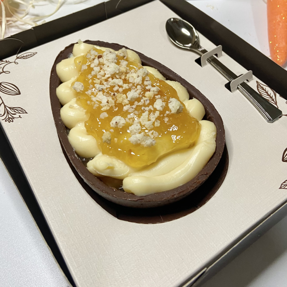 Ovo recheado com ganache de ninho e geleia de cupuaçu com castanha do pará