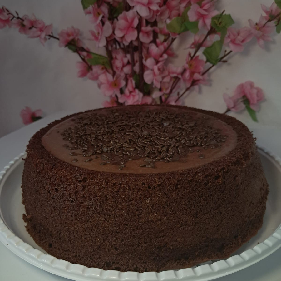 Massa intensa de chocolate e piscina generosa de brigadeiro cremoso. Úmido, marcante e irresistível!