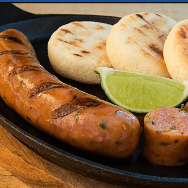 Arepa con chorizo ahumado.