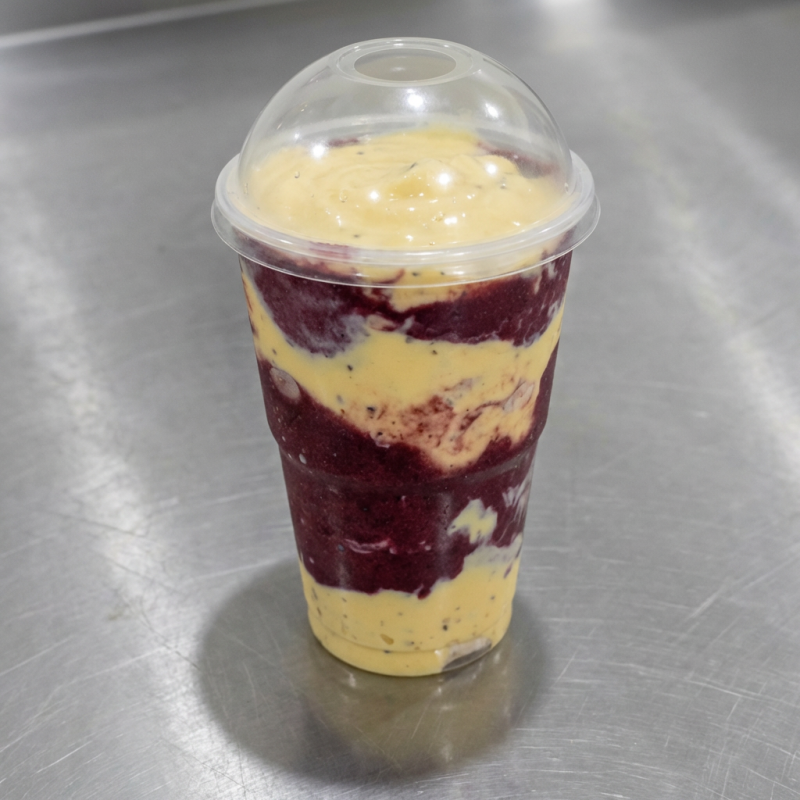 Açaí batido com morango, completado com camada mousse de maracujá. Copo de 300ml.