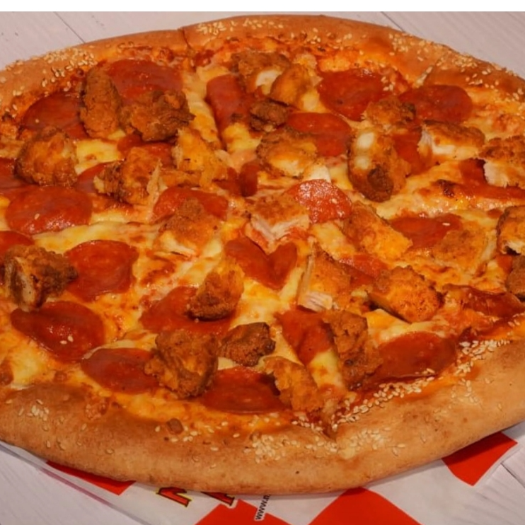 Pizza Mediana De Boneless Bufalo y Papas Fritas