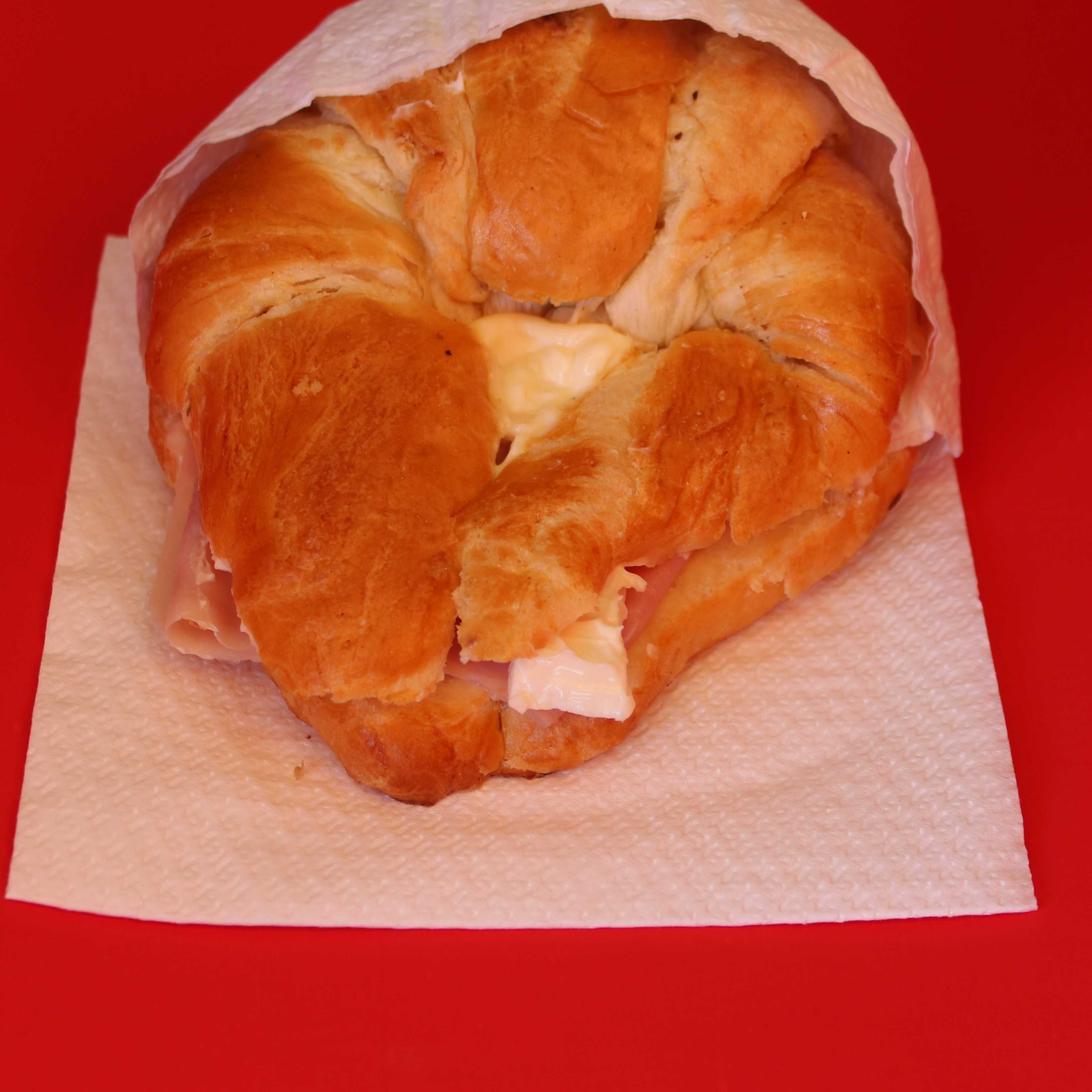 Cuernito Jamón con Queso Panela