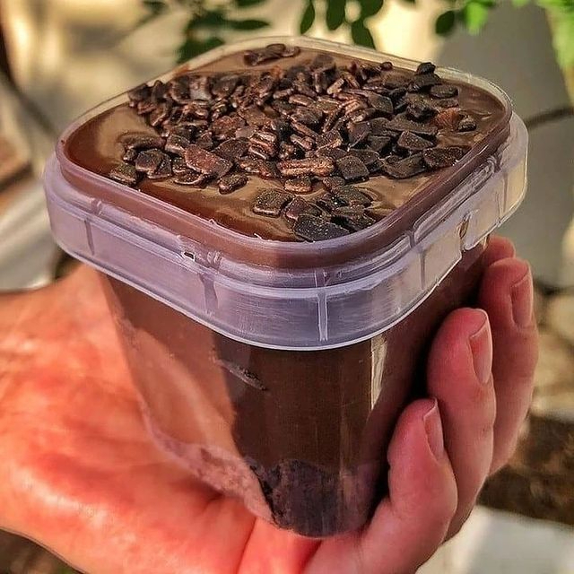Brigadeiro cremoso de chocolate, bolo de chocolate esfarelado, molhado com calda gelada e finalizado com granulados de chocolate ao leite.