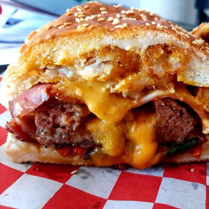 CHEDDAR BURGUER AJO PARMESANO CON PAPAS