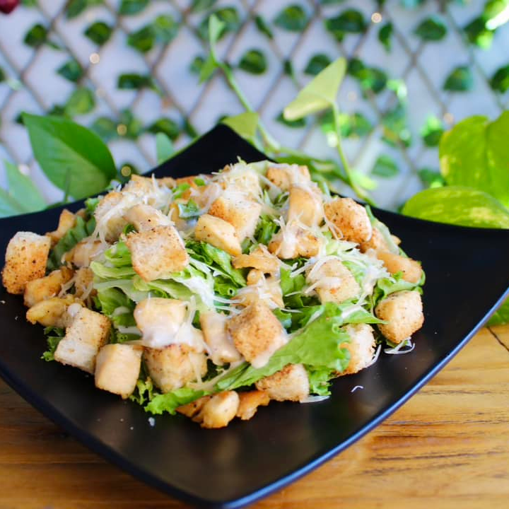 Ensalada César con Pollo + Limonada o Naranjada