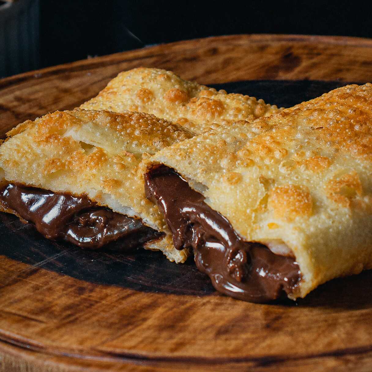 Brigadeiro artesanal. Polvilhado com chocolate em pó.