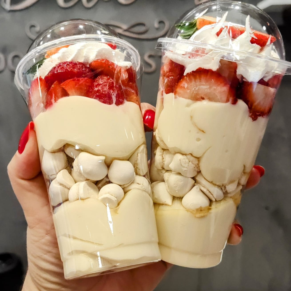 Delicioso creme belga, suspiros, chantininho e morangos frescos