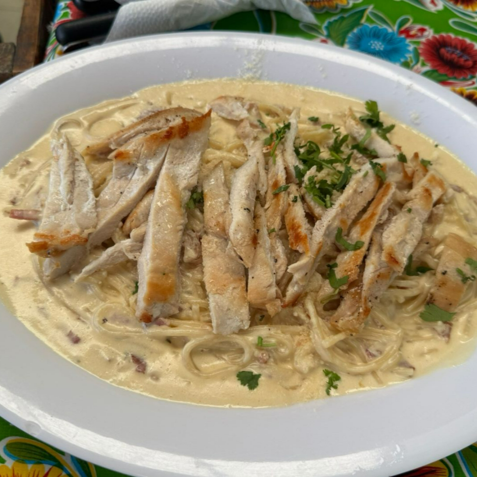 Pasta Alfredo con Pollo