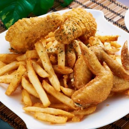 Alas de Pollo Fritas con Papas
