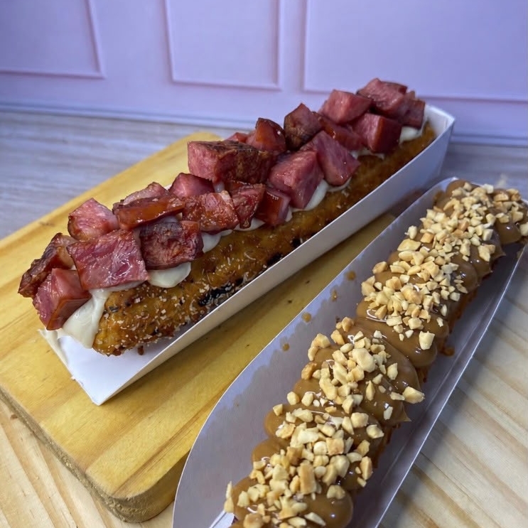 massa fresca, artesanal, feita todos os dias, bem fritinho e crocante , acompanha um churros doce gourmet, envolvido em açúcar e canela, com recheio e granulado a sua preferencia, e um churros salgado envolvido em parmesão e orégano, com recheio a sua preferencia.