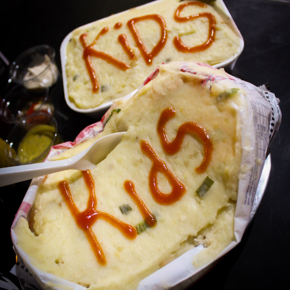 Pao, Salsicha, Ketchup, milho e purê de batatas.