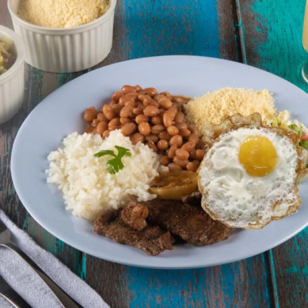 Marmita 350g
Uma combinação tradicional que não tem erro: arroz soltinho, feijão temperado, farofa crocante, bife suculento e um delicioso ovo frito. (*) Não fazemos alterações!