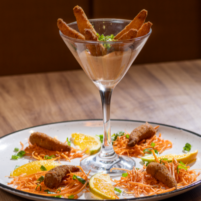 Deliciosos Camarões empanados e fritos, sendo 10 unidades acompanhado o molho chef da casa.