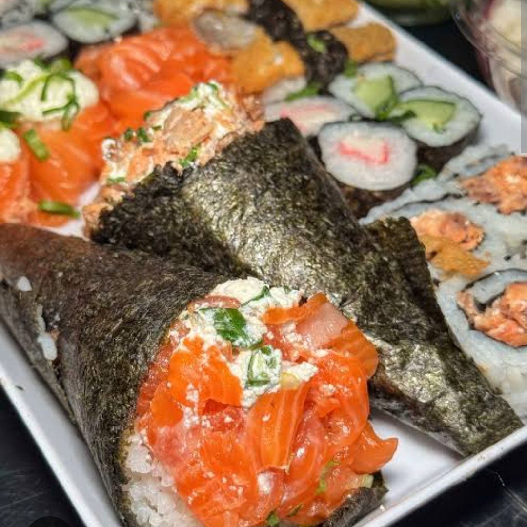 10 hot 10 sushis 2 hot temaki de salmão em cubos com creme cheesse