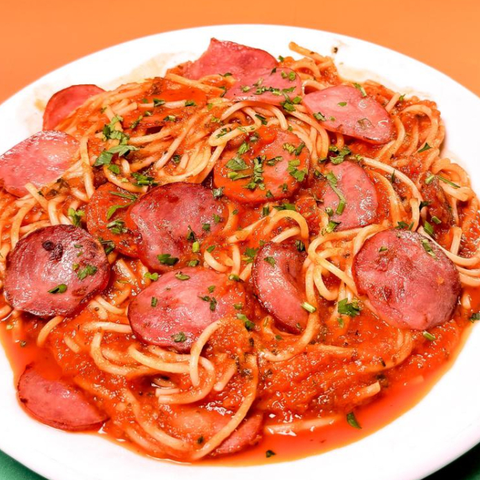 Delicie-se com a sua escolha de massa irresistível, complementada por calabresa fatiada suculenta e um delicioso molho pomodoro. Finalize com a crocância das azeitonas! Uma combinação perfeita que vai conquistar seu paladar em cada garfada!