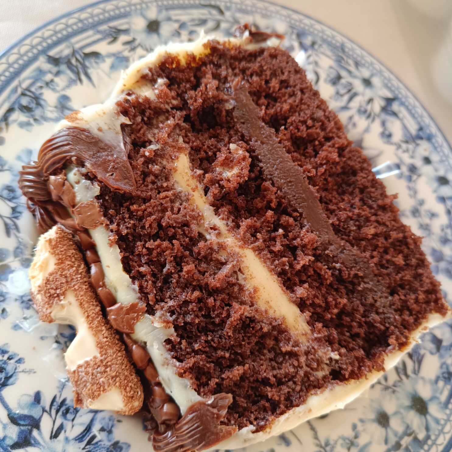 Nosso bolo Kinder Bueno tem uma massa super fofinha e úmida . No recheio temos um brigadeiro de Kinder Bueno cremoso e com sabor marcante, em outra camada temos um brigadeiro de chocolate de sabor intenso , cobertura brigadeiro de Ninho que dá um toque ainda mais especial . Finalizamos com Nutella e pedaços de Kinder Bueno . #kinderbueno#bolo#festivaldefatias#nutella#brownie#cookies#bologelado#pudim#matilda#prestigio#florestanegra