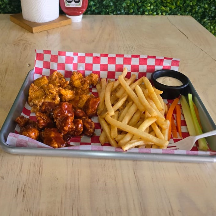 Boneless 1/2 Kilo, Papas o Aros y Bebida